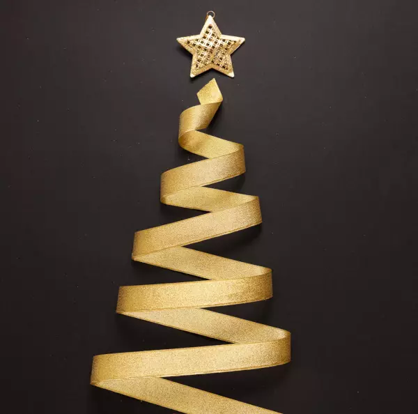 Eine kunstvoll gestaltete Weihnachtsbaumspirale aus Holzspänen, ein einzigartiges und handgefertigtes Stück für festliche Dekorationen, präsentiert von flaggenmeer