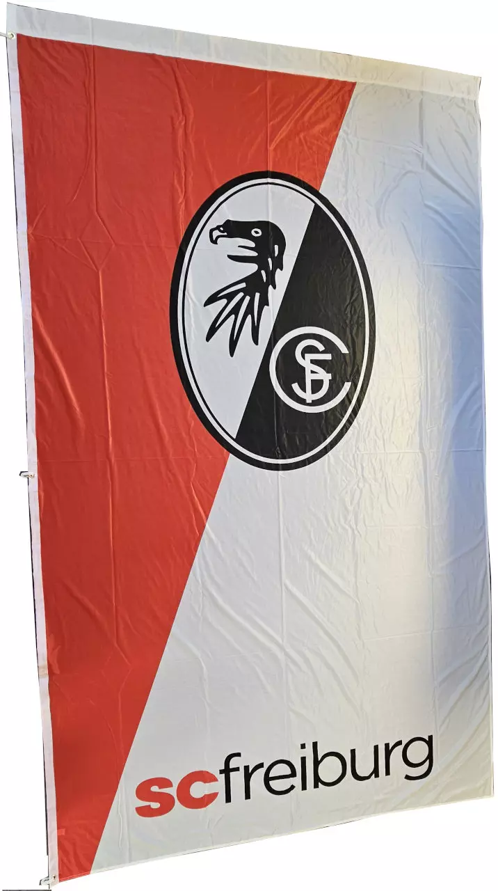 Die Hissflagge des SC Freiburg, charakterisiert durch ein auffälliges diagonales Design in Rot und Weiß. Diese Farbkombination symbolisiert die traditionellen Farben des Fußballvereins SC Freiburg. Das dynamische diagonale Muster verleiht der Flagge eine 