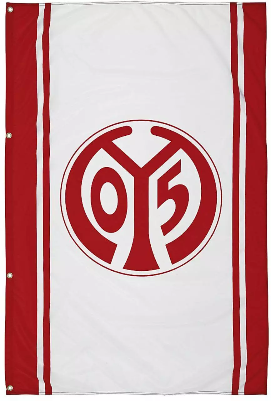 Die 1. FSV Mainz 05 Hissflagge mit Logo ist ein Must-have für alle Fans des Vereins. Zeigen Sie Ihre Unterstützung und Verbundenheit mit Mainz 05 mit dieser hochwertigen Flagge.