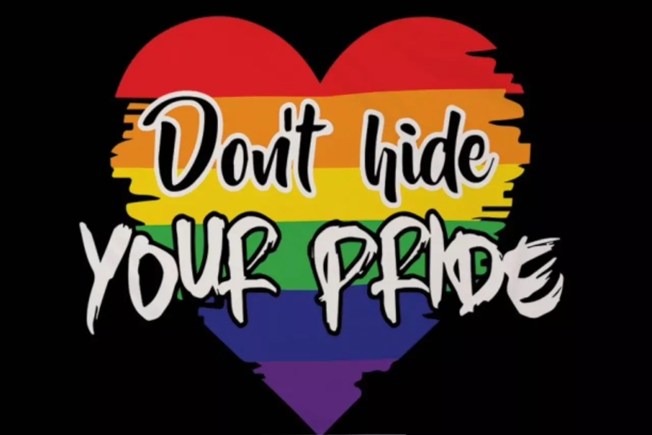 Die 'Don't Hide Your Pride' Regenbogenflagge auf einem schwarzen Hintergrund, die die Bedeutung von Mut und offenem Stolz in der LGBTQ+-Gemeinschaft verkörpert. Im Zentrum der Flagge befindet sich ein Herz, gestreift in lebendigen Regenbogenfarben, symbol