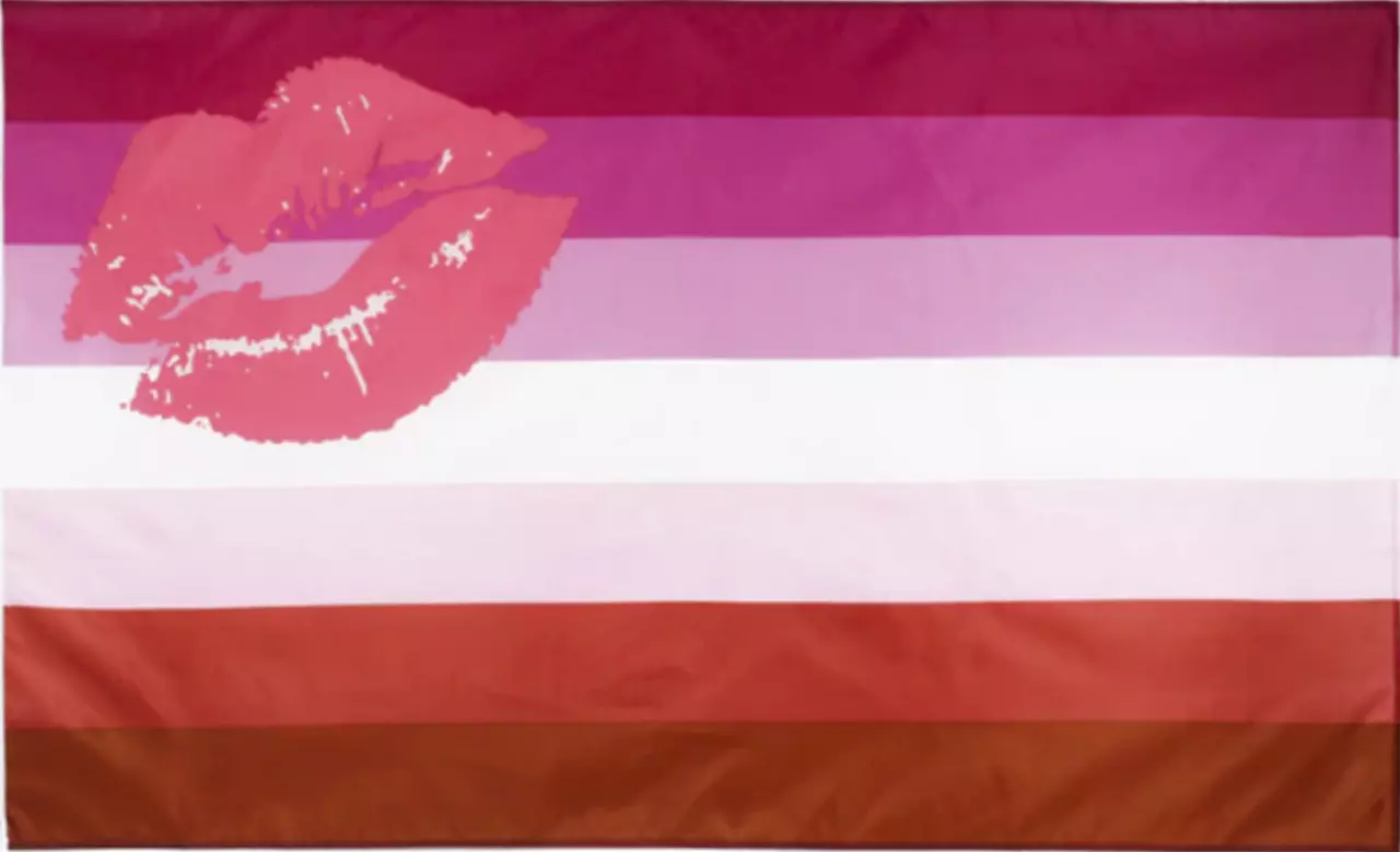 Die Lesben Kuss Flagge ist ein Ausdruck von Liebe und Stolz. In der linken oberen Ecke befindet sich ein Kussmund, der die Intimität und Verbundenheit von lesbischen Paaren symbolisiert. Diese Flagge steht für die Sichtbarkeit und Akzeptanz von lesbischen