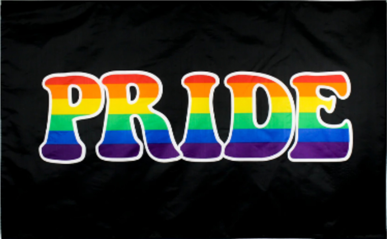 Die 'Pride' Regenbogenflagge auf einem schwarzen Hintergrund, die den Stolz und die Vielfalt der LGBTQ+-Gemeinschaft repräsentiert. Der Schriftzug 'PRIDE' in Großbuchstaben, gestaltet in lebendigen, gestreiften Regenbogenfarben, steht im Vordergrund. Die 
