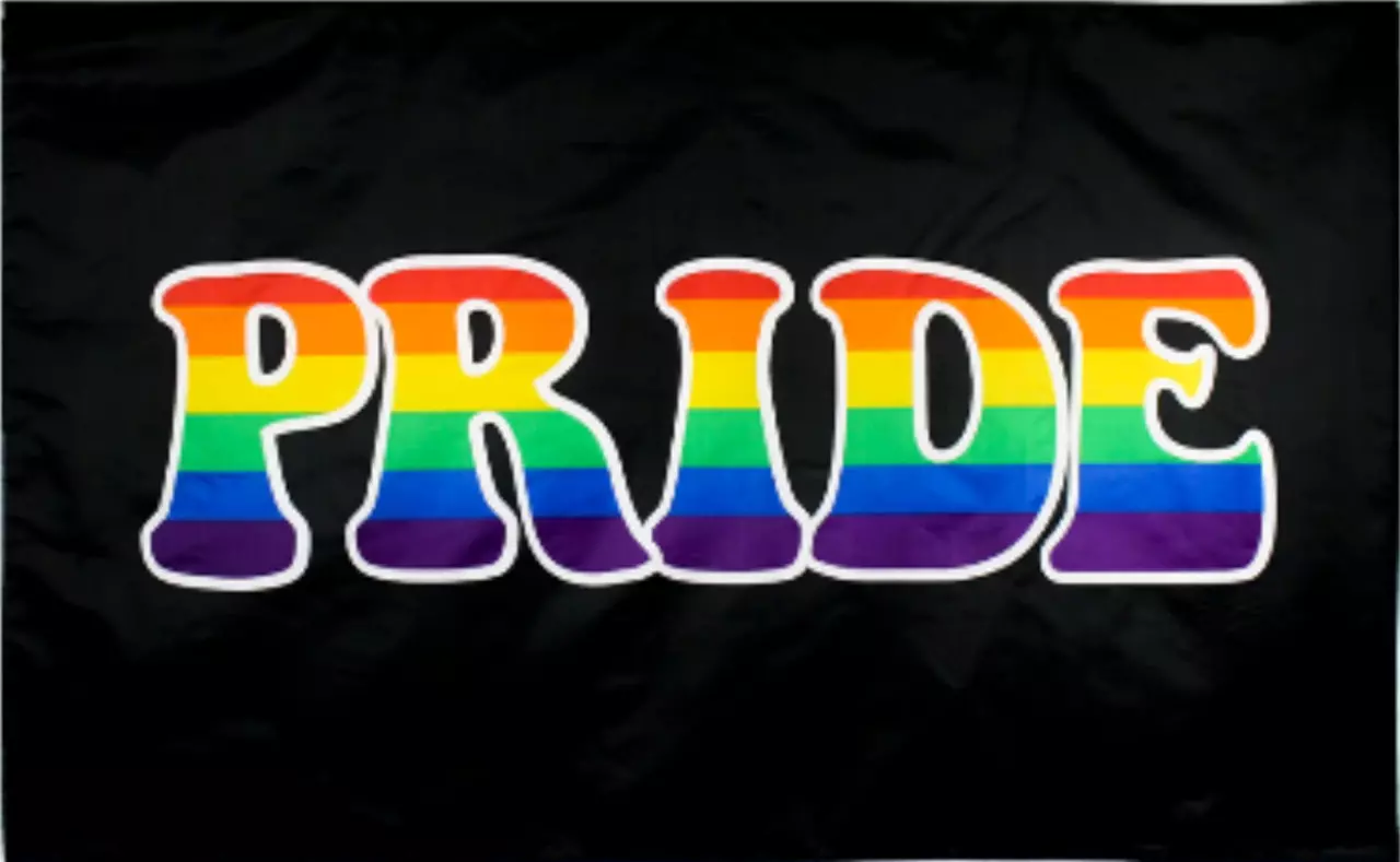 Die 'Pride' Regenbogenflagge auf einem schwarzen Hintergrund, die den Stolz und die Vielfalt der LGBTQ+-Gemeinschaft repräsentiert. Der Schriftzug 'PRIDE' in Großbuchstaben, gestaltet in lebendigen, gestreiften Regenbogenfarben, steht im Vordergrund. Die 