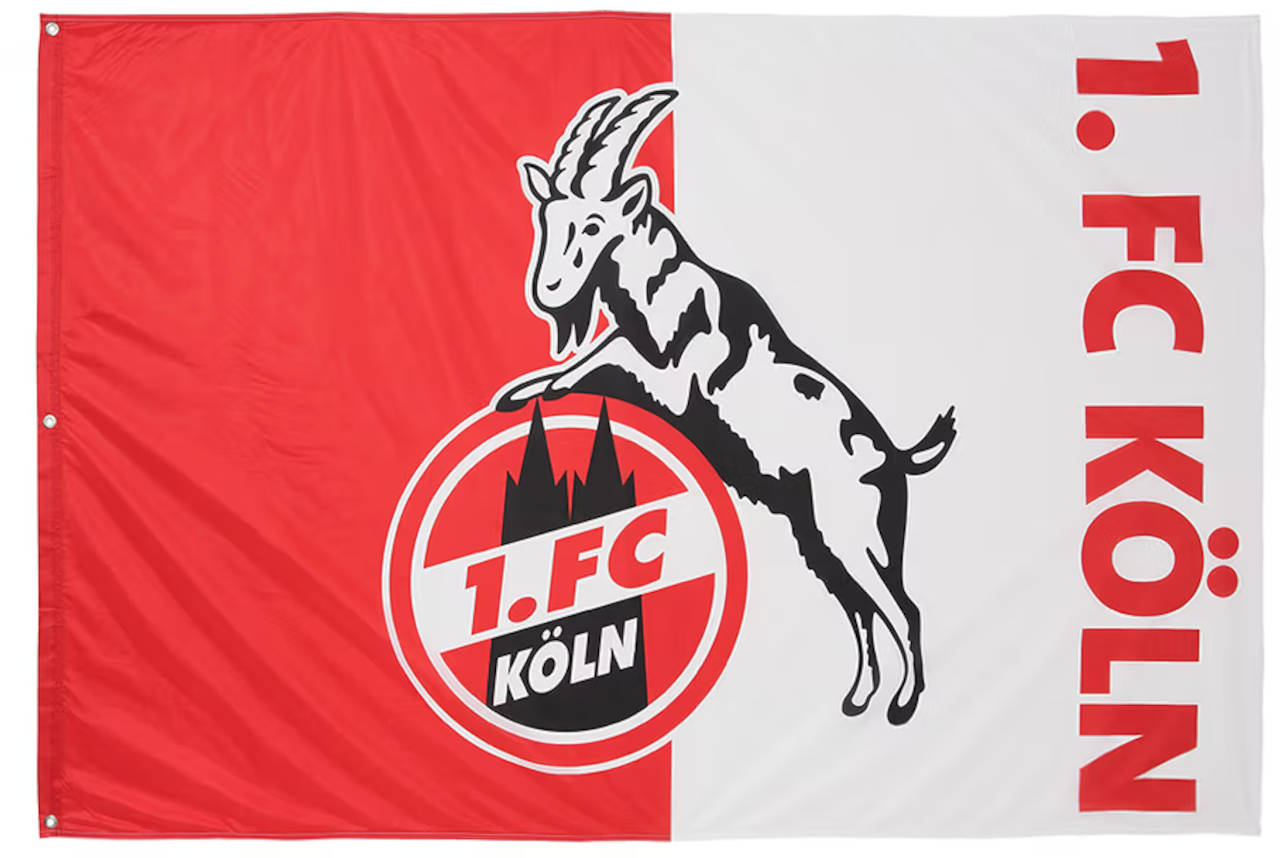 Die Hissflagge des 1. FC Köln mit dem Vereinslogo, ein Muss für alle FC Köln-Fans, um ihre Treue zum Verein zu demonstrieren.