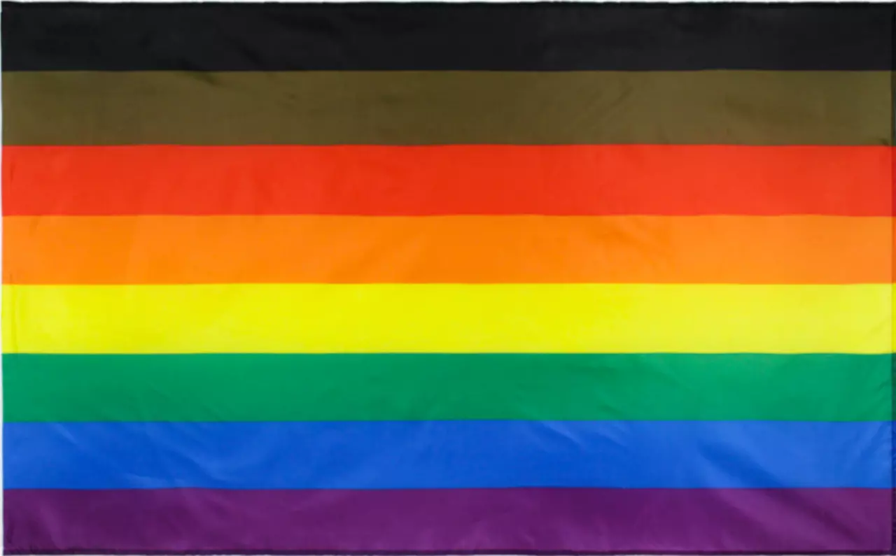 Die 'People of Color' Regenbogenflagge, ein starkes Symbol für Vielfalt und Inklusion innerhalb der LGBTQ+-Gemeinschaft. Diese Flagge kombiniert die traditionellen Regenbogenfarben mit zusätzlichen Farbstreifen, die speziell People of Color repräsentieren