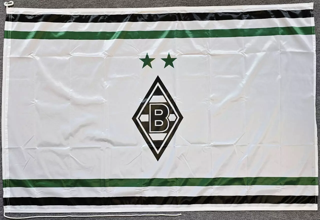 Die Gladbach Home 23/24 Flagge ist ein Must-have für alle Fans von Borussia Mönchengladbach. Zeigen Sie Ihre Unterstützung für Ihr Team mit dieser hochwertigen Flagge im Heimdesign der Saison 2023/2024. Perfekt für Stadionbesuche und das Feiern von Toren.