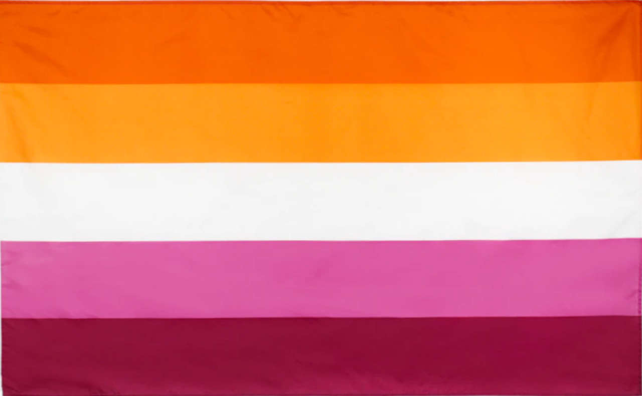 Die Lesben Sunset Flagge mit 5 Farbstreifen – ein Symbol des Stolzes und der Vielfalt in der lesbischen Community. Zeigen Sie Ihre Unterstützung und Akzeptanz mit dieser wunderschönen Flagge im Sonnenuntergangsdesign.