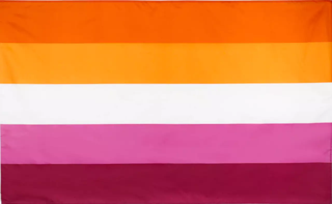 Die Lesben Sunset Flagge mit 5 Farbstreifen – ein Symbol des Stolzes und der Vielfalt in der lesbischen Community. Zeigen Sie Ihre Unterstützung und Akzeptanz mit dieser wunderschönen Flagge im Sonnenuntergangsdesign.