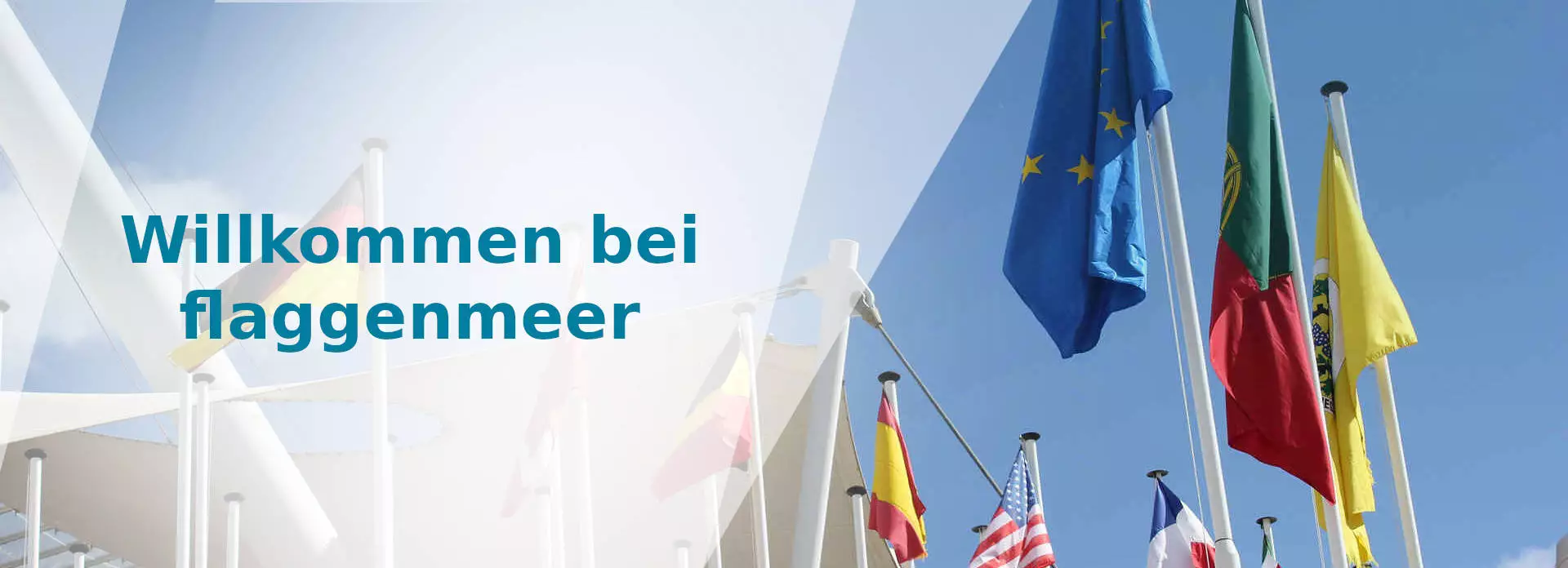Banner mit dem Text 'Willkommen bei flaggenmeer', mehrere Flaggen an Flaggenmasten, weiße Schattierungen auf der linken Seite, repräsentiert die Vielfalt und Qualität bei flaggenmeer
